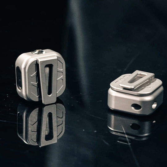 MagCoin: Titanium Magnetic Quick-Release Micro Flashlight