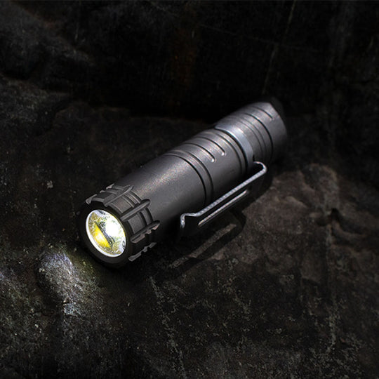 Der Wegfinder: Wiederaufladbare Taschenlampe aus Titan