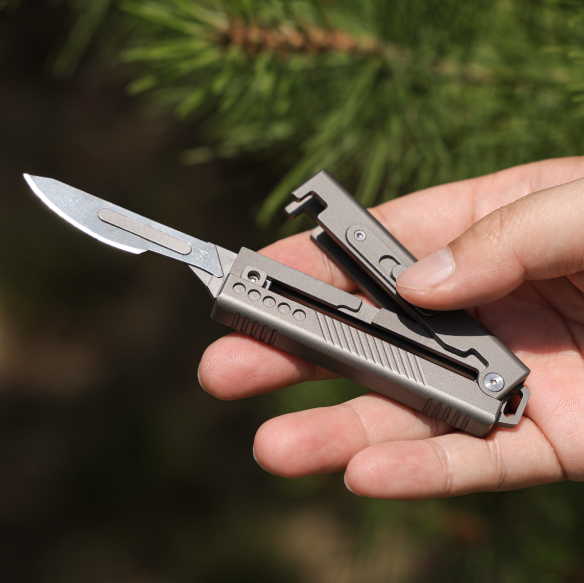 TiRoto: Ti EDC Utility Knife with Snap-Flick Action for daily use.