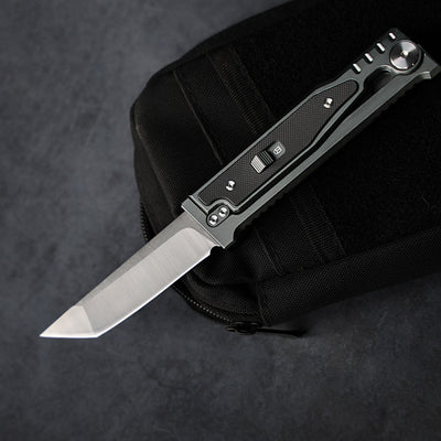 The ThornRazor: Aluminum alloy Knife with Unique Opening