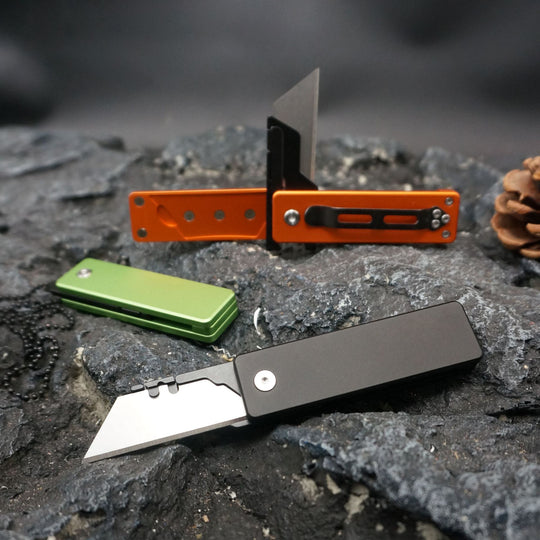 FlipClaw Blade : Magnetic Replaceable Blade Folding Utility Knife