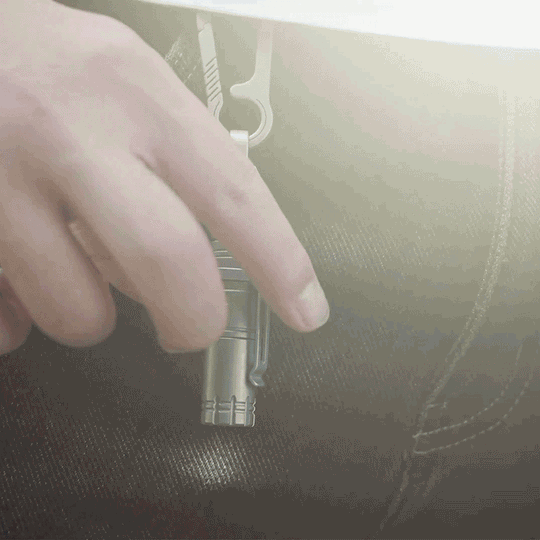 Der Wegfinder: Wiederaufladbare Taschenlampe aus Titan