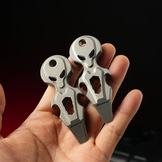 Titalien Alien – Titanium EDC Multi-Tool Pry Bar