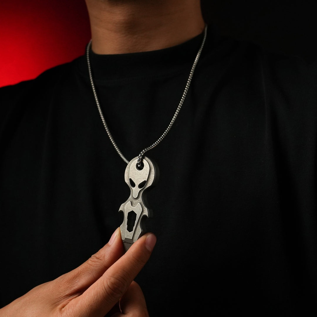 Titalien Alien – Titanium EDC Multi-Tool Pry Bar