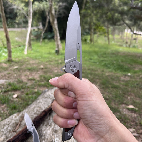 Razor-Edge Bear Claw: Viper's Fang D2 Steel Blade Folding Knife
